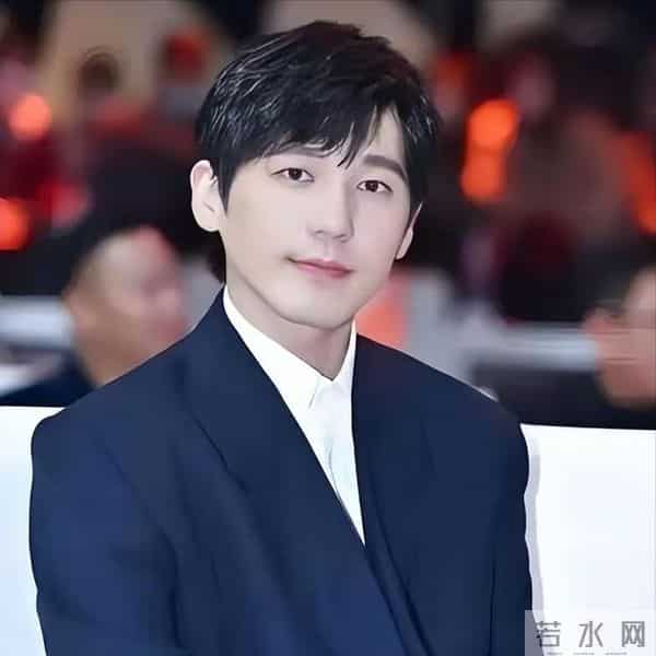 母亲是著名演员,父亲上亿家产,他却跑龙套10年,他到底怎么想的