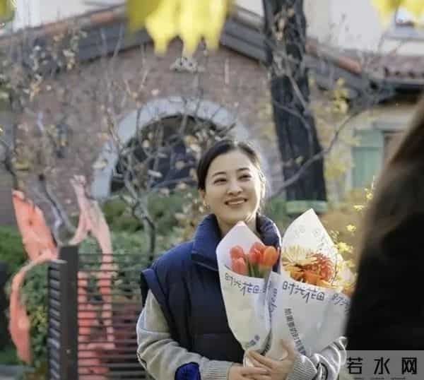 梅婷别墅请客烤肉，儿女上镜卖萌，丈夫却成最大“亮点”