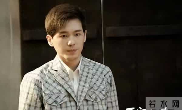 母亲是著名演员,父亲上亿家产,他却跑龙套10年,他到底怎么想的