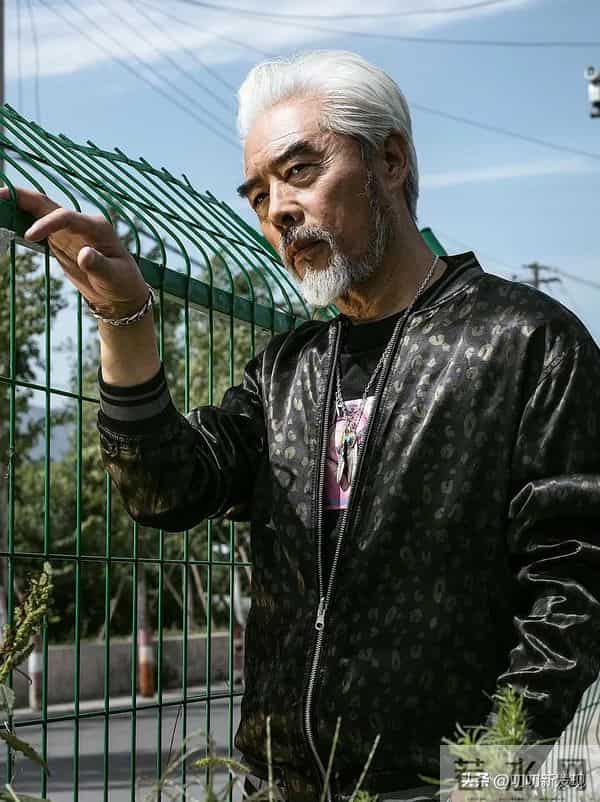 法拉利老了也是法拉利,花白头发、络腮胡,老而不衰的8位男星!