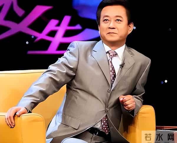 朱军带着很漂亮的老婆现身北大,四年冤屈过去,早已不再年轻