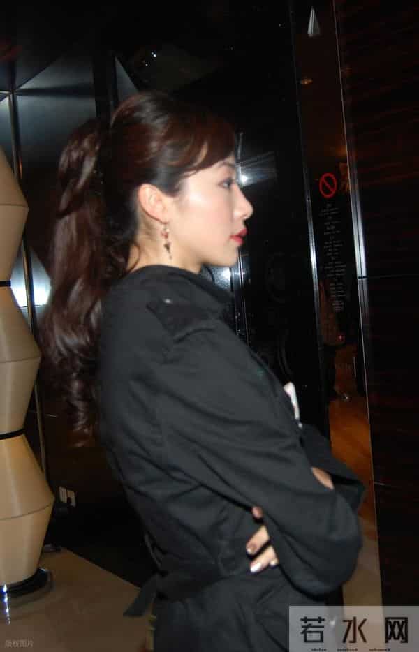 韩雪黑丝高跟出席活动旧照，笑颜如花