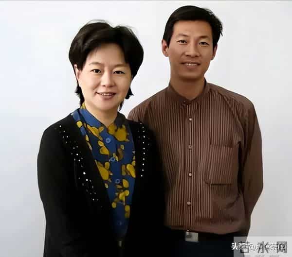 央视主持人聚会,朱迅面容憔悴瘦成皮包骨,鞠萍面色红润很富态