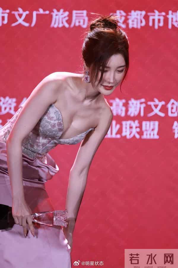 新晋“芭比灯神”戴燕妮:美貌实力双A+