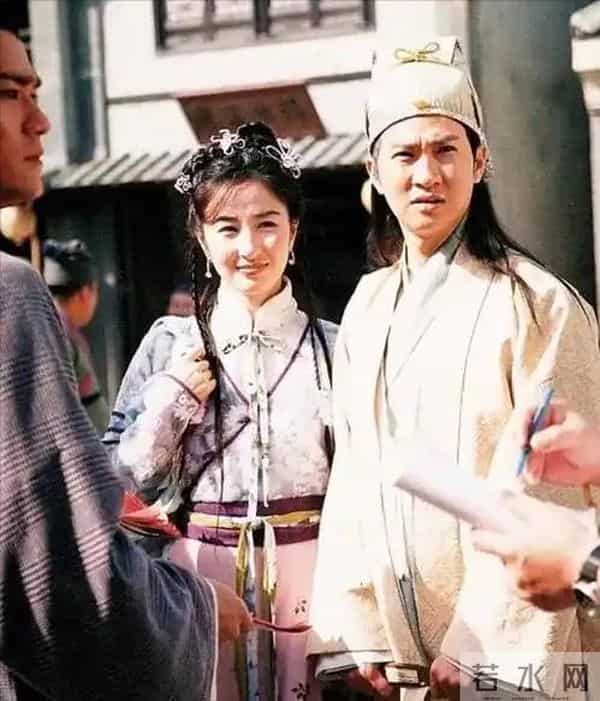 张家辉夫妇真老了!一起吃路边摊,61岁关咏荷脸上老年斑太抢镜