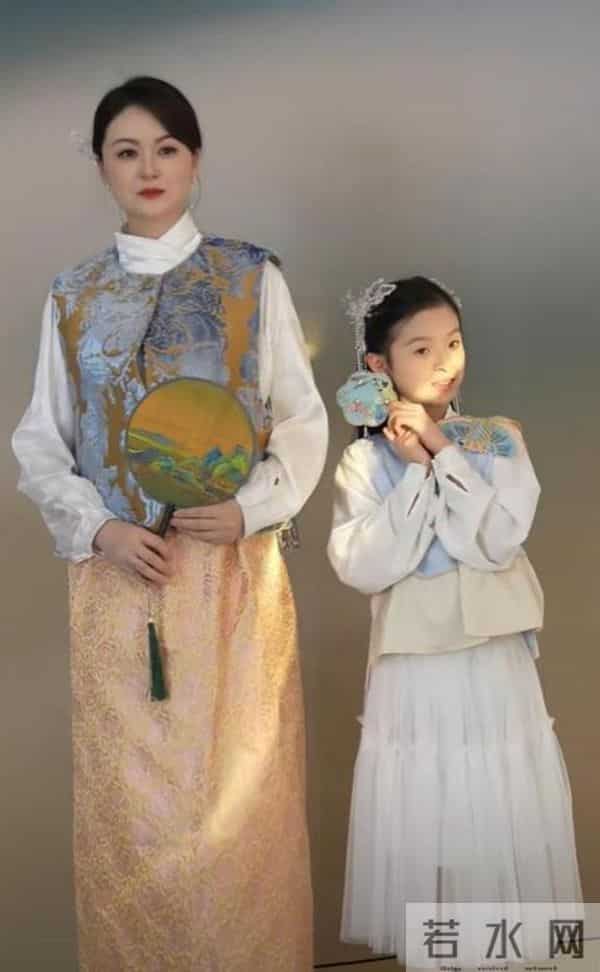 戴娇倩现状:回老家上海定居,靠直播带货讨生活,母女共用一张脸