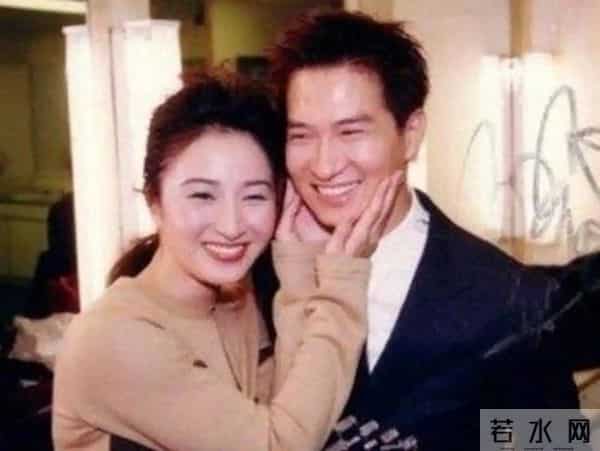 张家辉夫妇真老了!一起吃路边摊,61岁关咏荷脸上老年斑太抢镜