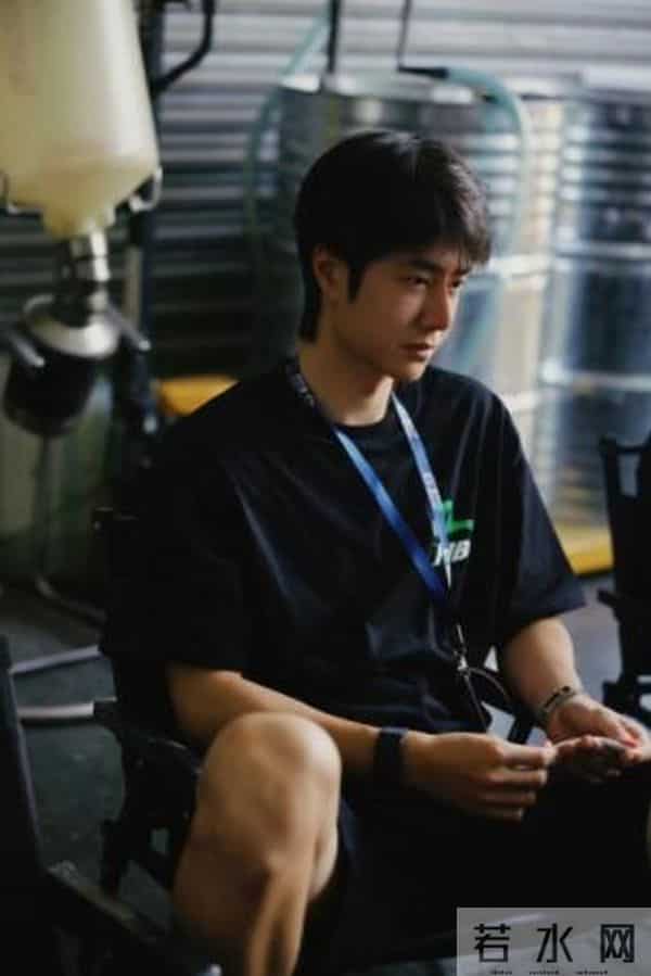 刘宇宁直播时被私生打电话