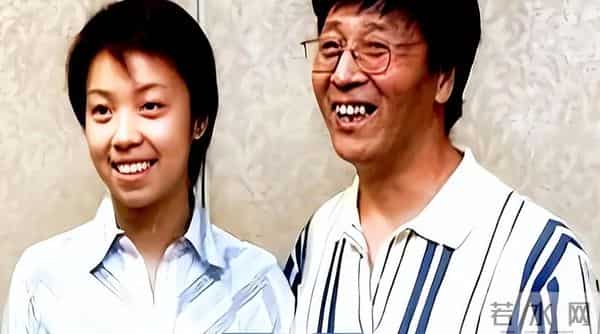 44岁张怡宁菜市场买海鲜,一身名牌略显土气,身旁不见老公身影