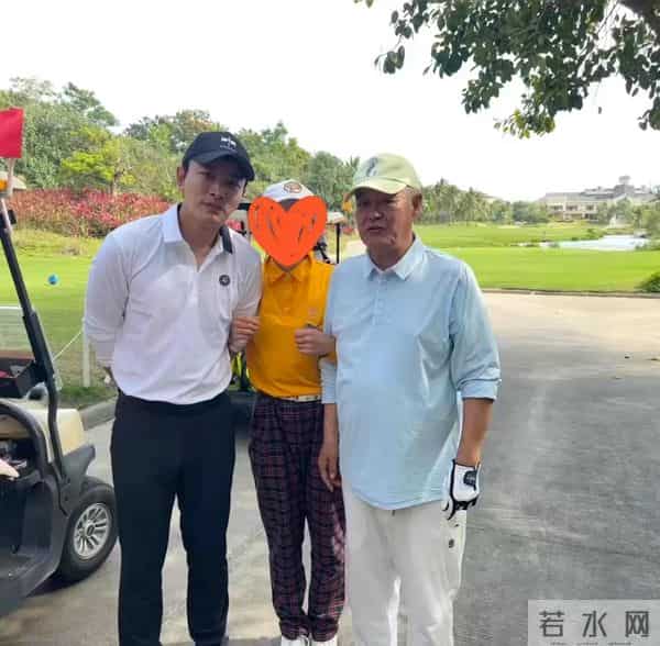 赵本山海南打球一幕被赞，68岁状态年轻，身旁贾乃亮的反应成亮点