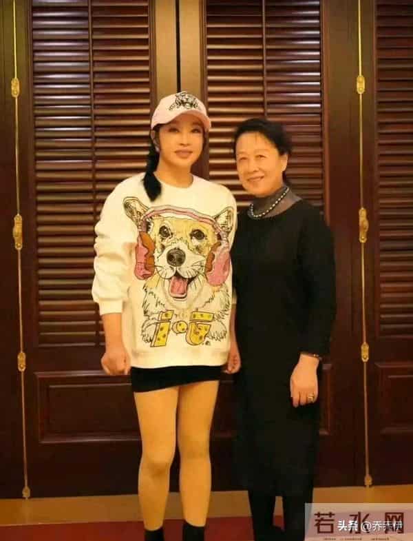 刘晓庆又去聚会!同学都是老奶奶,她穿卫衣短裤嫩得像小姑娘