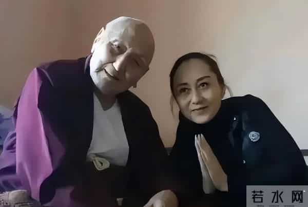 风水轮流转！看了62岁李连杰和63岁利智的合照，风光背后满是心酸