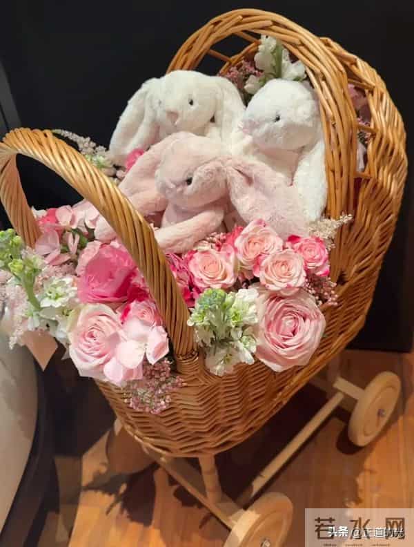 方媛晒三胎女儿满月照 自夸产后皮肤好 小腹平坦 女儿脚长能长到1米7