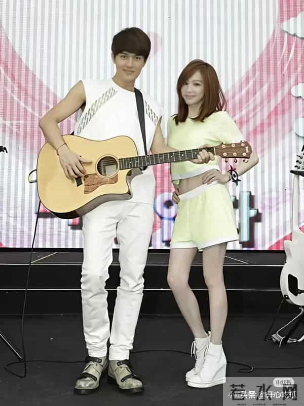 王心凌和吴克群约会被拍,两人穿情侣装逛街吃饭,恋情曝光太甜了