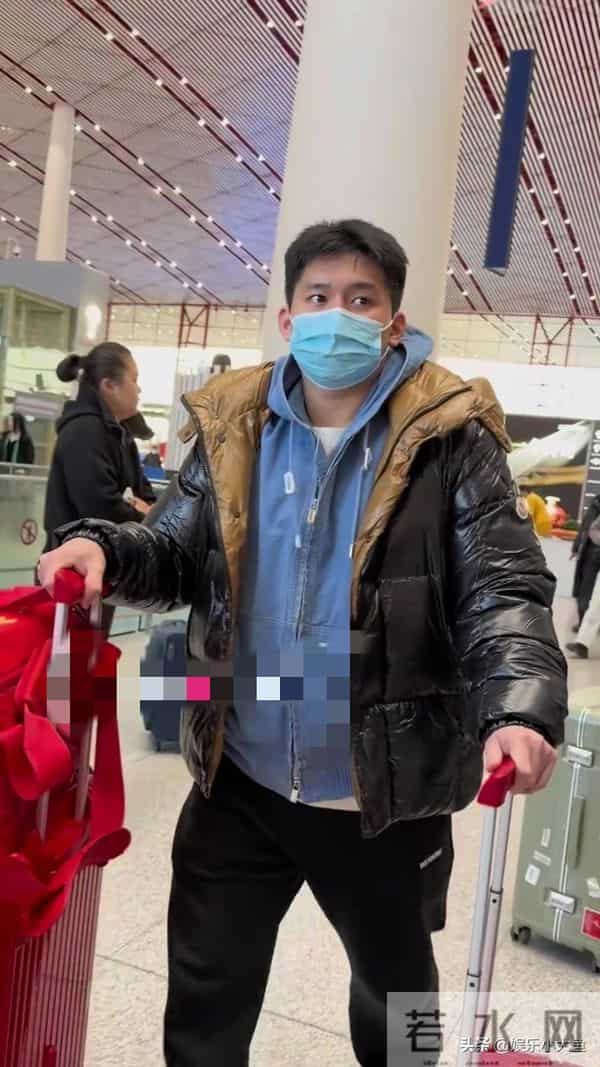 林诗栋北京机场出发成都混团世界杯，穿黑色亮面羽绒帅气十足！