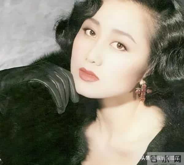 利智算不算顶级大美人？看看她和关之琳、翁虹的合照就有答案了