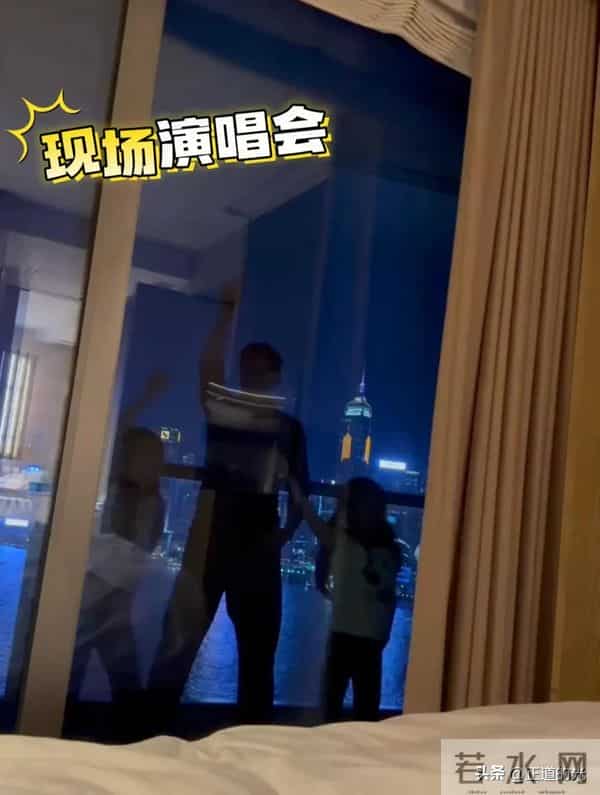 方媛晒三胎女儿满月照 自夸产后皮肤好 小腹平坦 女儿脚长能长到1米7