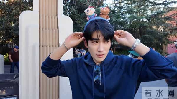 出席活动“死装死装”的,一到好莱坞就露馅,就很朱一龙啊