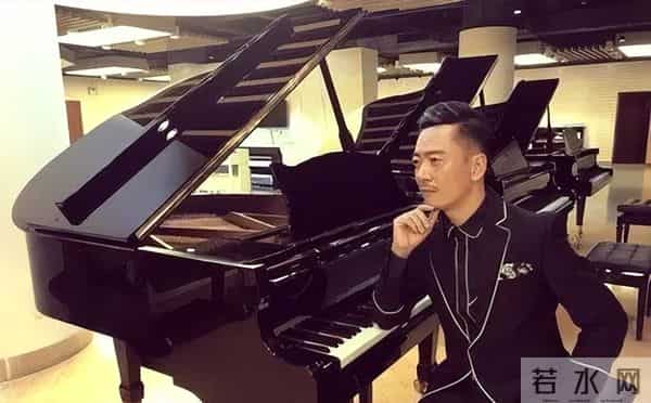 晚会前夕父母惨遭杀害，他含泪唱完退圈，18年后因毛宁重返舞台