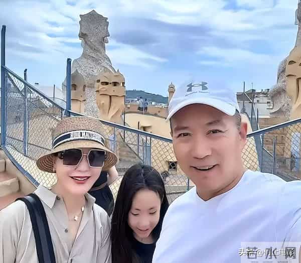 52岁王小骞不后悔回归家庭，矮小症女儿迎来逆袭，她的付出很值得