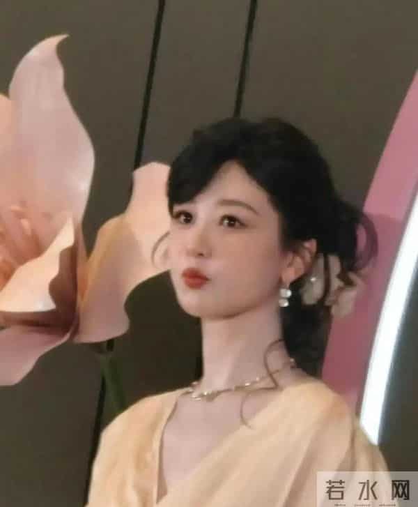 男粉齐喊老公现场失控,杨紫冷脸回应,她逆袭远不止变美这么简单