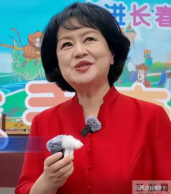 央视主持人聚会,朱迅面容憔悴瘦成皮包骨,鞠萍面色红润很富态