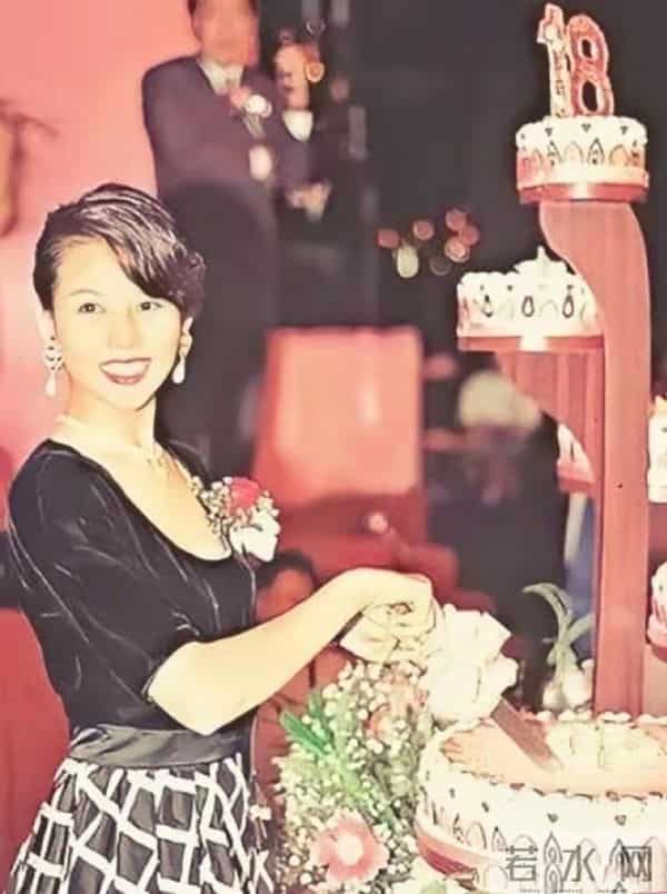 53岁蔡少芬为钱累脱相,化妆时直呼又困又累,15岁就开始为母还债