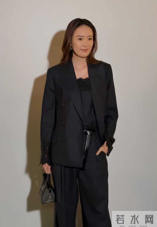 深圳这一天，胡静嫩了，童瑶又飒又美，却被罕见露面的王凯惊艳了