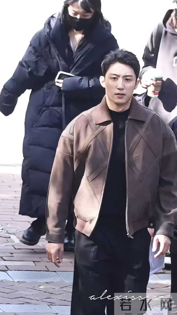 黄景瑜今日上班路透,美拉德风造型好帅气呀,真行走的衣架子呀!