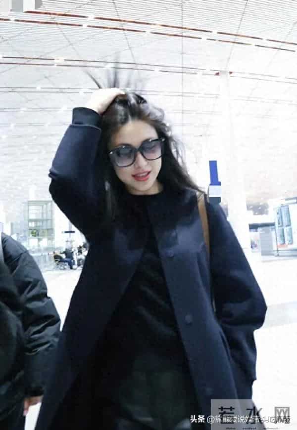 朱珠的气质真是出挑!穿黑色圆领大衣+牛仔裤,时髦又高级!