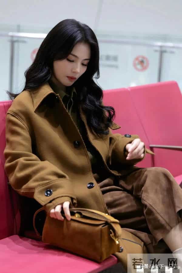 机场偶遇刘涛美拉德穿搭 47岁脸又小又白 走路带风 不穿秋裤又酷又飒