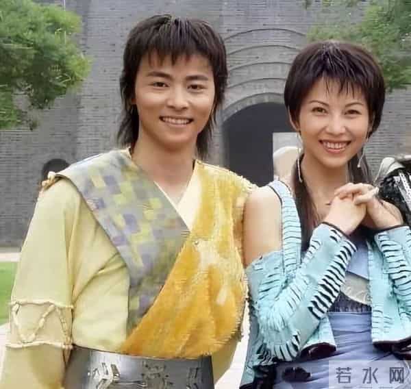 53岁蔡少芬为钱累脱相,化妆时直呼又困又累,15岁就开始为母还债