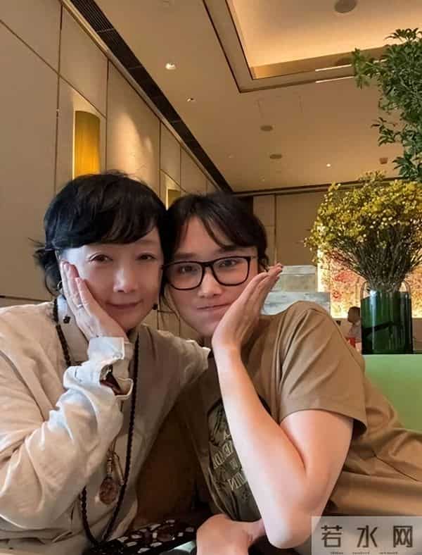 原来她是侯长荣的女儿，如今定居澳门，父女感情很好，且长得像妈