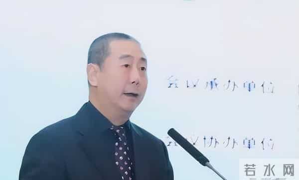 前央视主持方宏进现状：定居香港，63岁满脸沧桑，摇身一变成商人