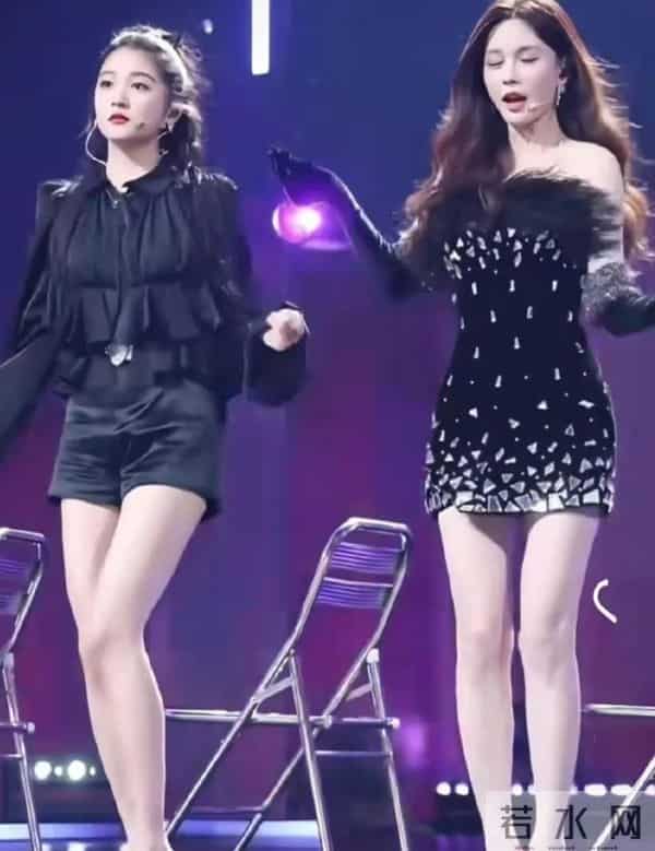 沈梦辰和关晓彤光脚跳舞,新鲜感十足!