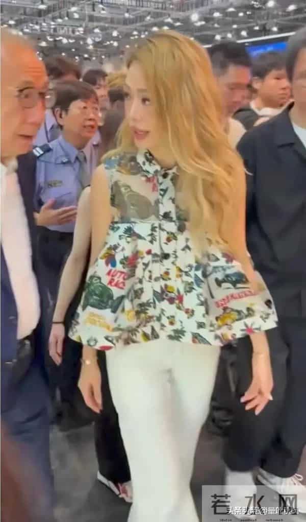 容祖儿与老板杨受成现身香港车展，老板全程跟在祖儿身后像个保镖