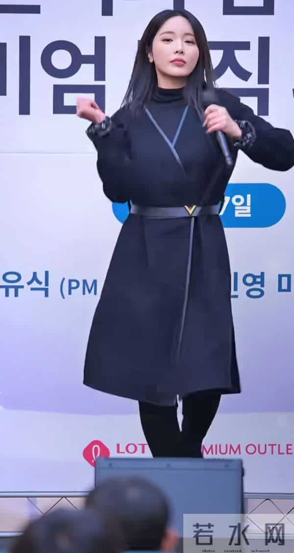 没有刘海的洪真英好成熟,好有韵味啊 配上开叉大衣賊性感賊有范