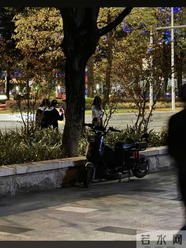 章若楠广州被偶遇，本人好美好漂亮元气十足，脸小超级有气质呀！