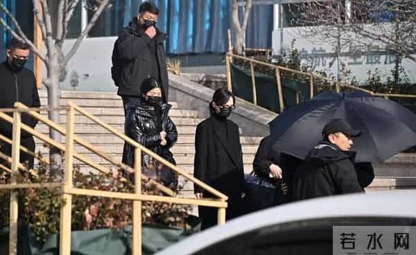 41岁唐嫣送公公出殡,罗晋亲自照顾父亲一年,不舍得让唐嫣辛苦