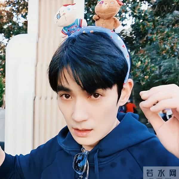 出席活动“死装死装”的,一到好莱坞就露馅,就很朱一龙啊