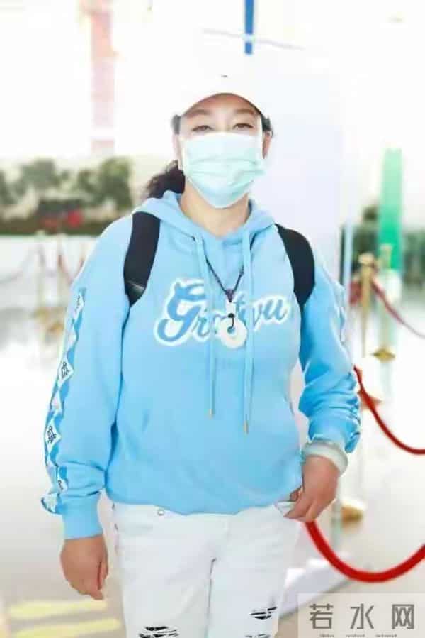 75岁刘晓庆参加同学聚会，她穿卡通图案卫衣配短裤，嫩得像小姑娘