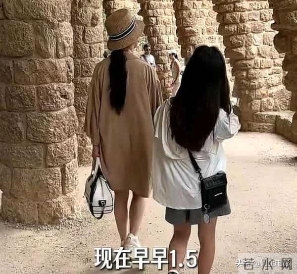 52岁王小骞不后悔回归家庭，矮小症女儿迎来逆袭，她的付出很值得