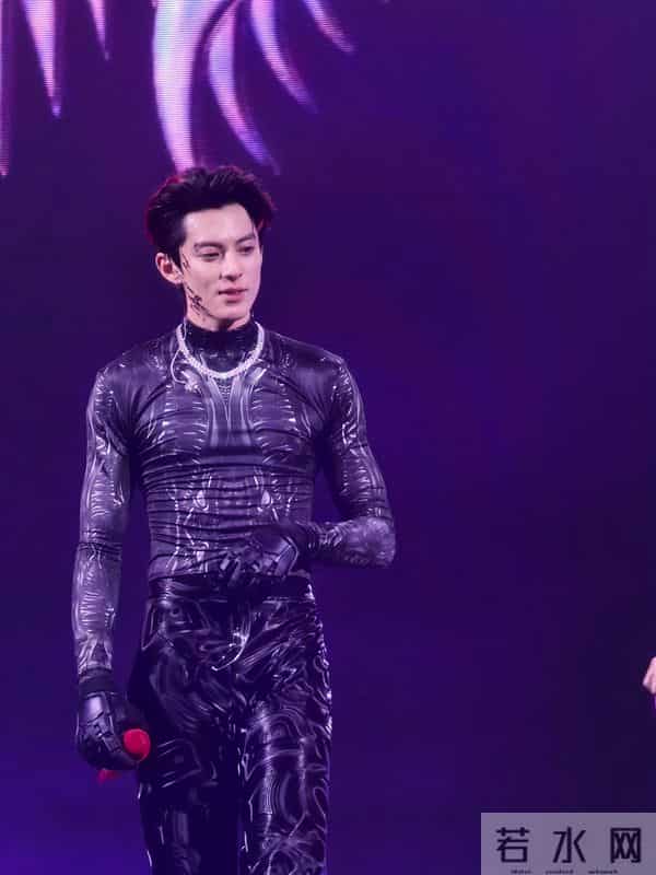 王鹤棣澳门演唱会炸场!音痴逆袭唱哭粉丝,闪钻西装帅到热搜焊死