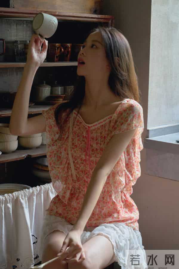 主持人李瑜居家私房写真,纯欲迷人