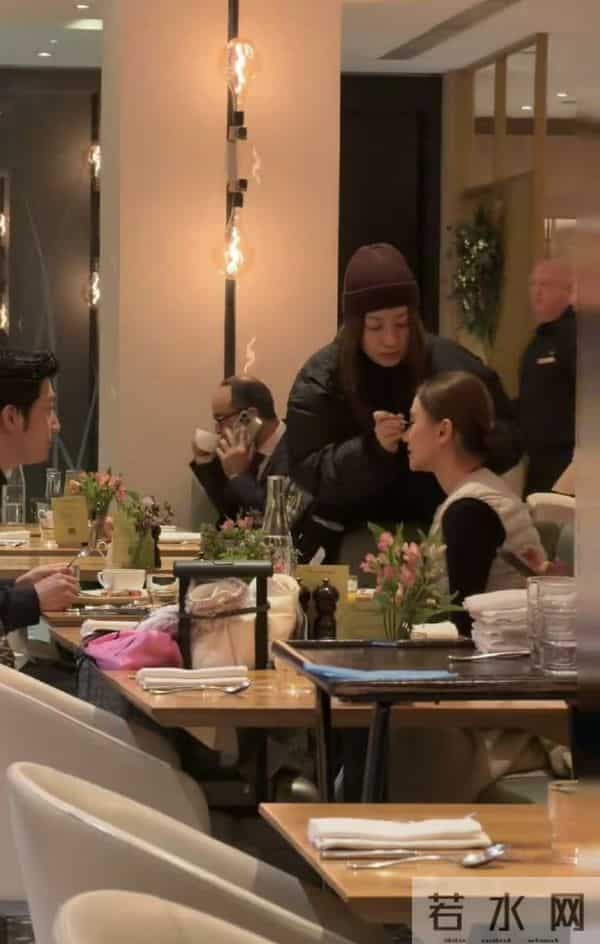 窦骁伦敦陪老婆工作,帮老婆拎包好贴心!与何超莲感情稳定又甜蜜