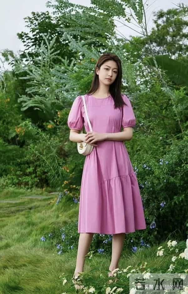 向涵之，裙装美腿，甜美的少女感。