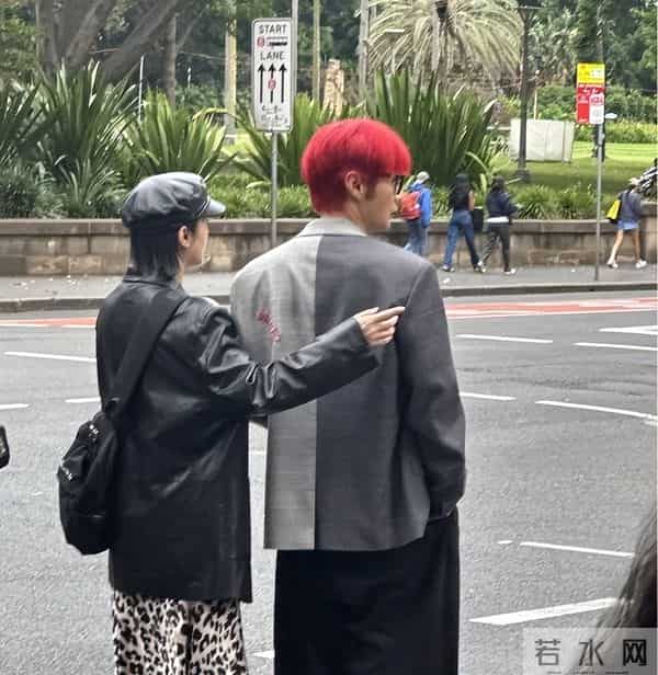 李荣浩杨丞琳悉尼又被偶遇,两人牵手秀恩爱,杨丞琳特别小鸟依人
