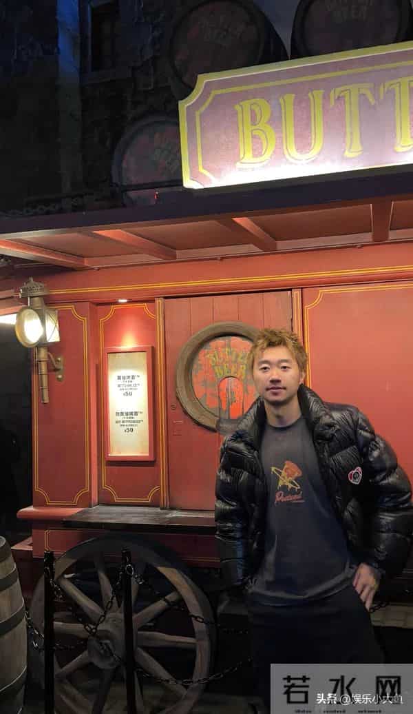 赵子豪打卡北京环球影城,穿黑羽绒服双手插兜好帅 网友-带上东哥