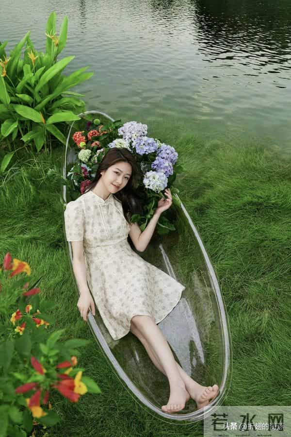 向涵之，裙装美腿，甜美的少女感。