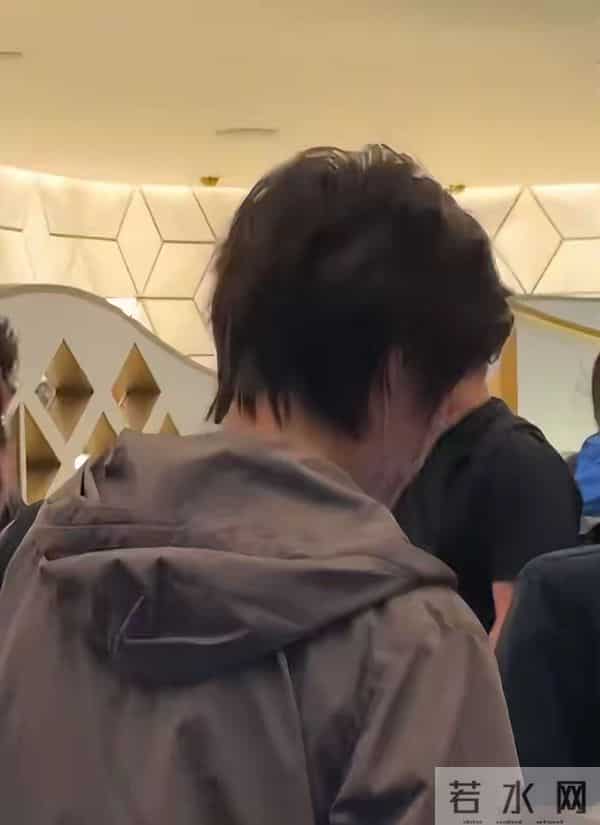 44岁张怡宁菜市场买海鲜,一身名牌略显土气,身旁不见老公身影